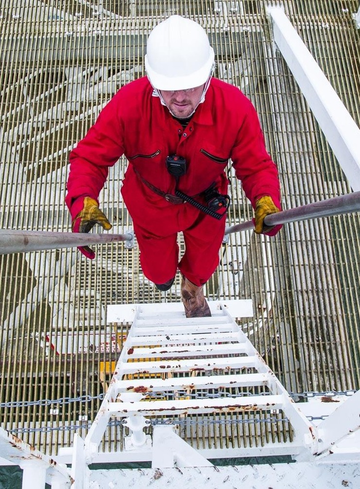 Operador industrial con radiocomunicación Motorola y cámara corporal en terreno - Lineros Chile